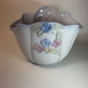 Especially For You FTD Taiwan Decorative Vase EUC Vintage Victorian Blue White